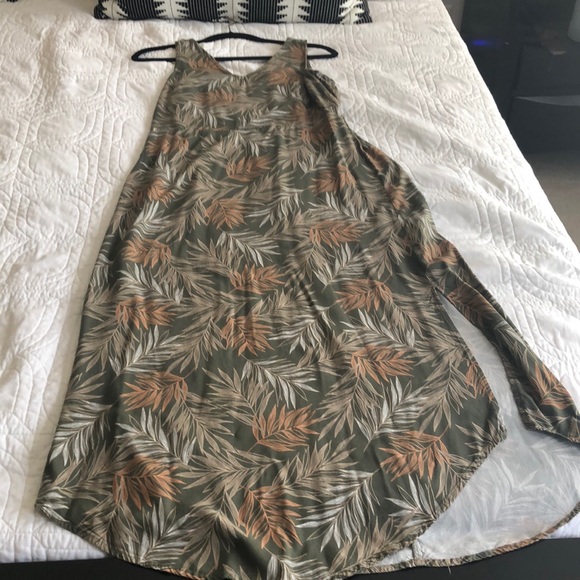 Flattering b-neck and back light summer dress. - Picture 1 of 3